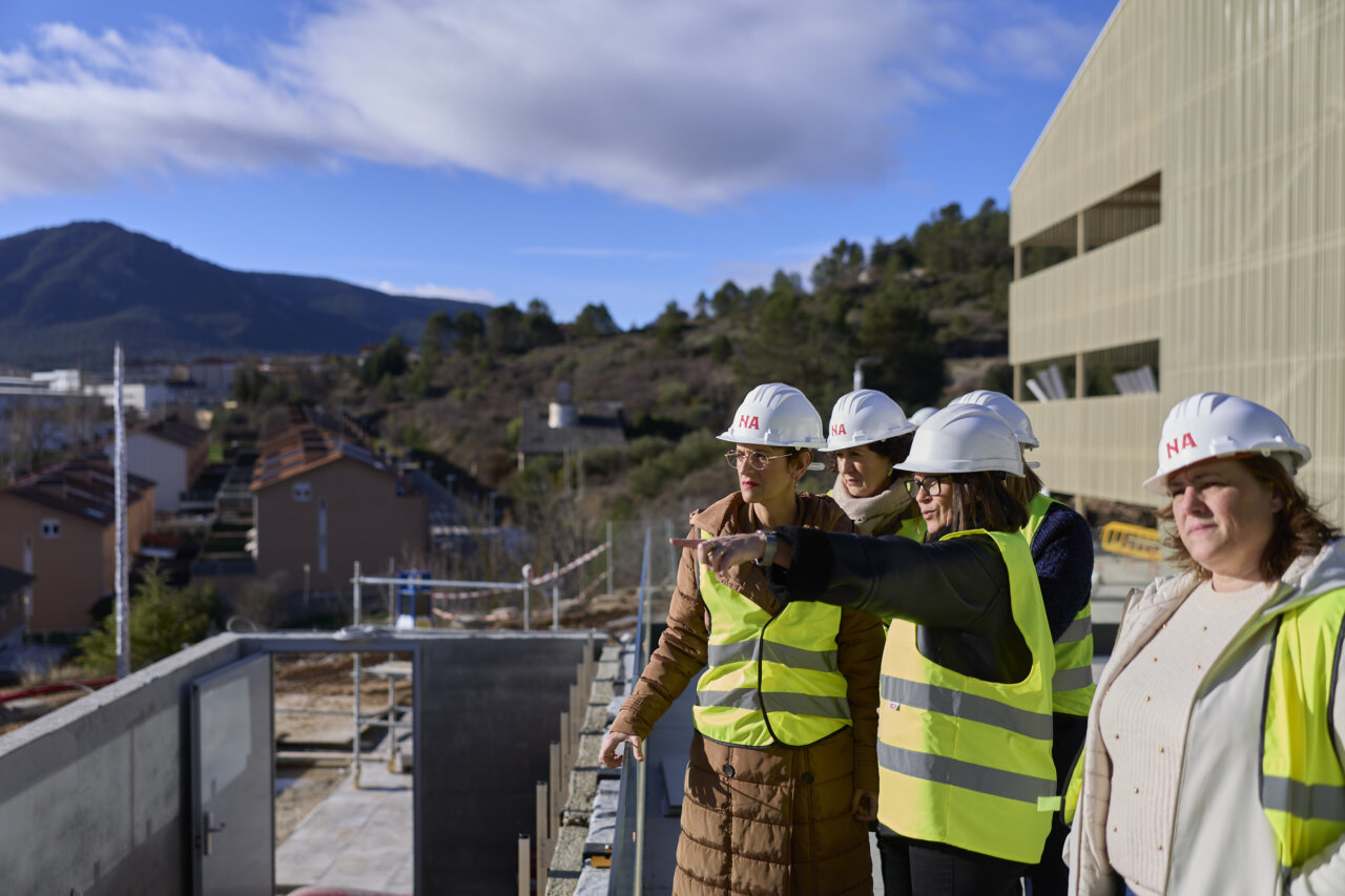 Visita de autoridades a la construcci&oacute;n de una residencia en Navarra