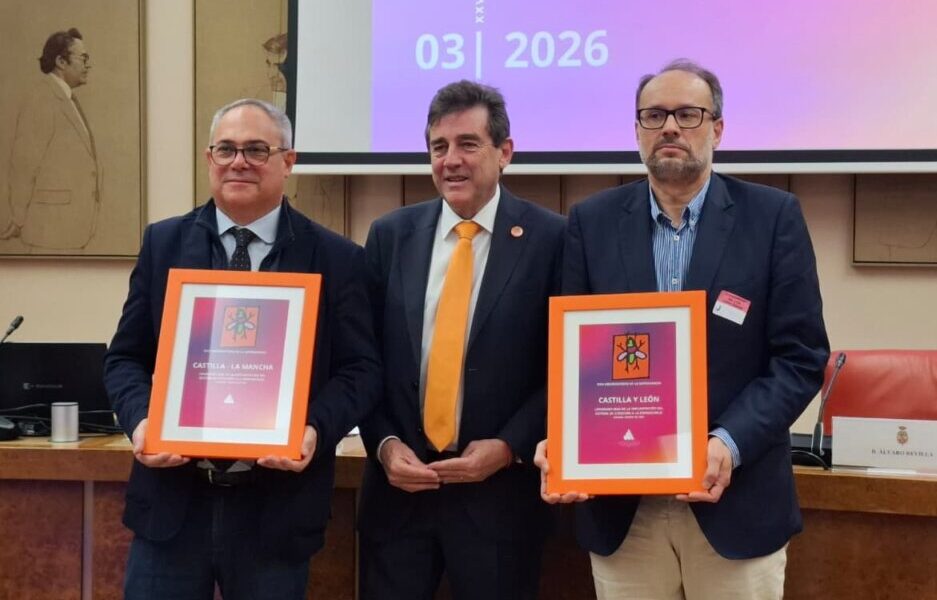 Carlos Raúl de Pablos (dcha), y Javier Pérez (izda), posan con los reconocimientos a Castilla y Léon, y Castilla-La Mancha, respectivamente.