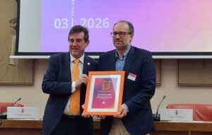 Carlos Raúl de Pablos (dcha), recibe el reconocimiento a Castilla y León como segunda comunidad con mejor gestión en dependencia.