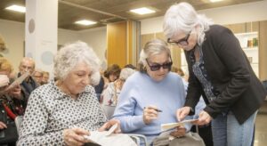 Personas mayores participando en un taller sobre el duelo emocional