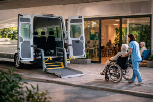 Rehatrans alerta de fallos evitables en el transporte de personas mayores en silla de ruedas hacia centros de d&iacute;a.