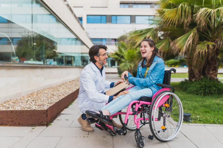 Madrid publica una convocatoria de subvenciones a entidades que apoyan a personas con discapacidad.