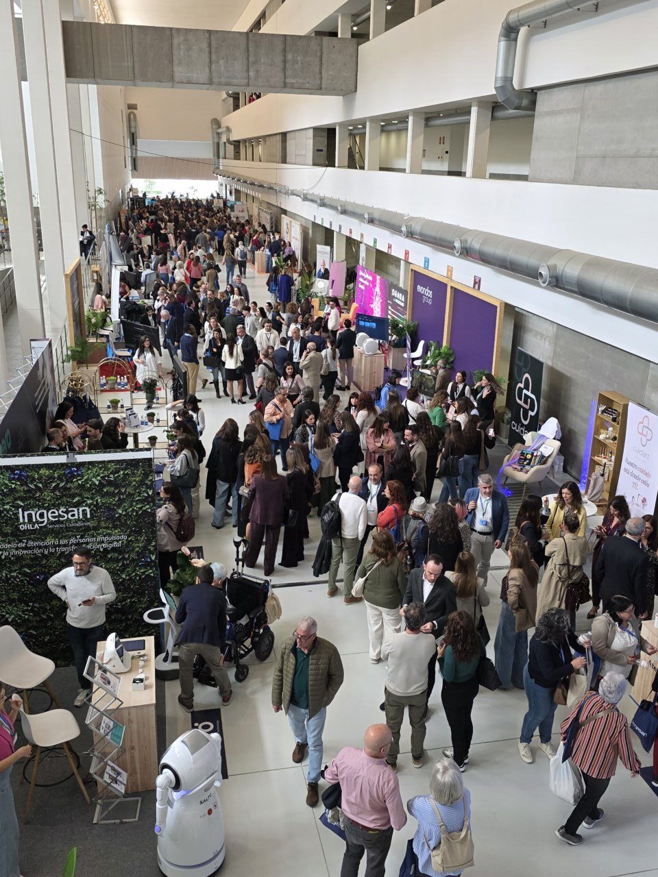 Vista a&eacute;rea del evento Tecnosocial Andaluc&iacute;a 2026 con multitud de asistentes y stands