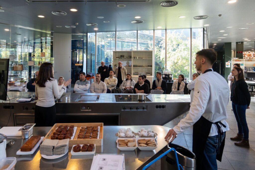 Formaci&oacute;n de equipos de Compass y Fundaci&oacute;n Al&iacute;cia en un entorno culinario moderno