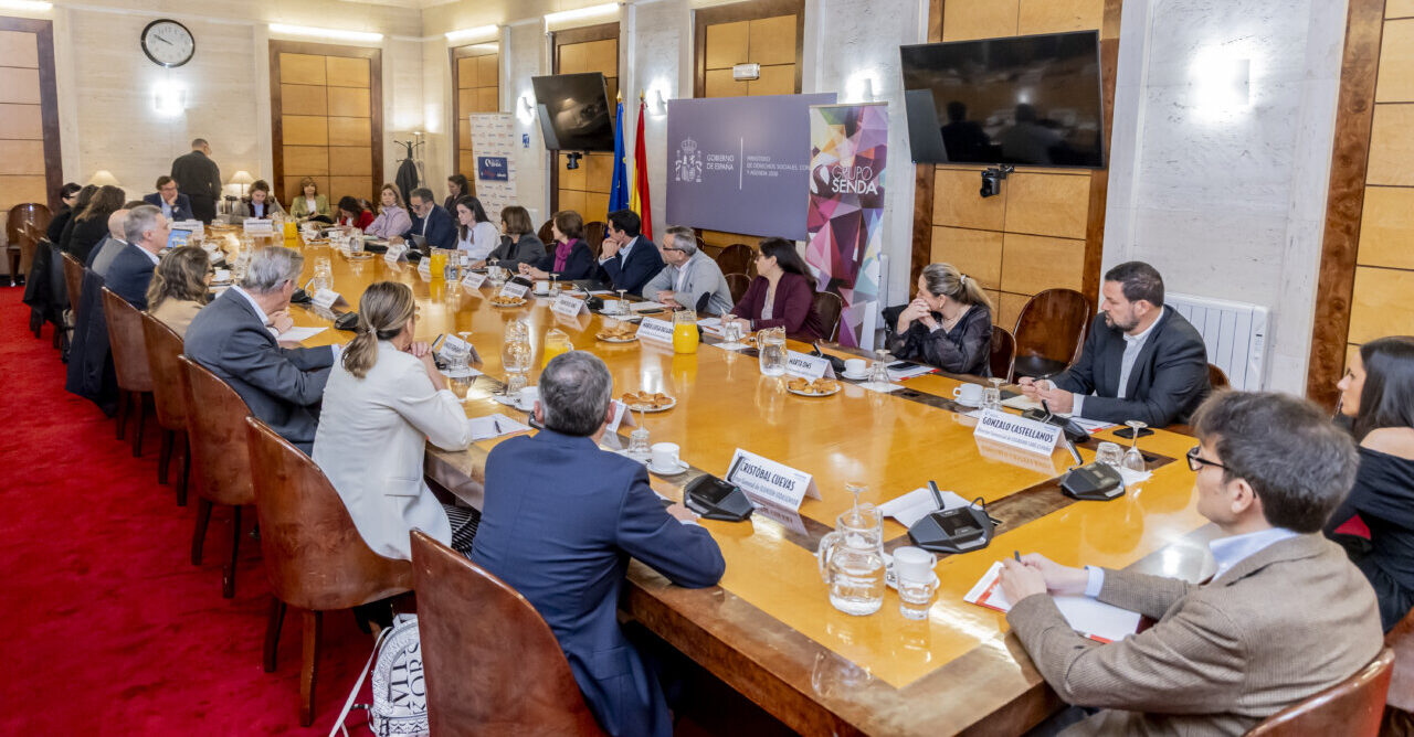 Reunión del consejo editorial de Balance Sociosanitario en una sala con mesa larga