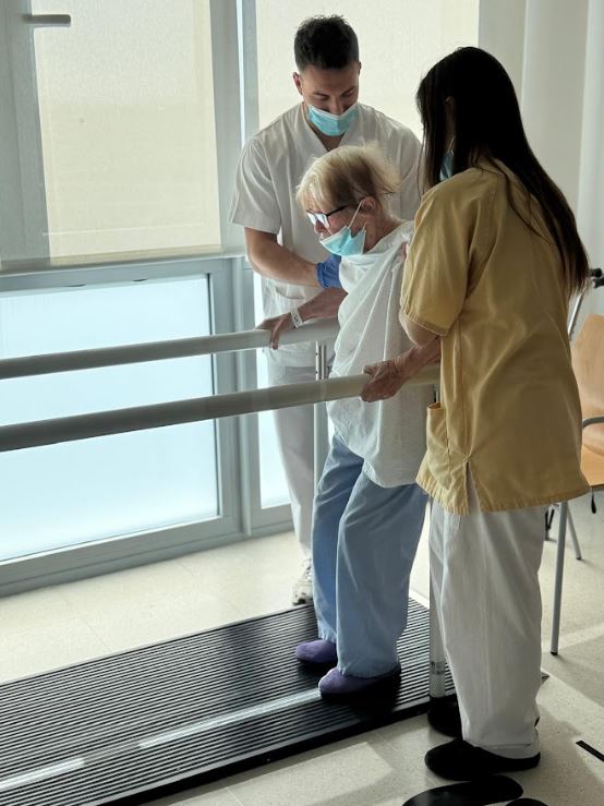 Pacientes mayores recibiendo atenci&oacute;n en la Unidad de Fragilidad del hospital