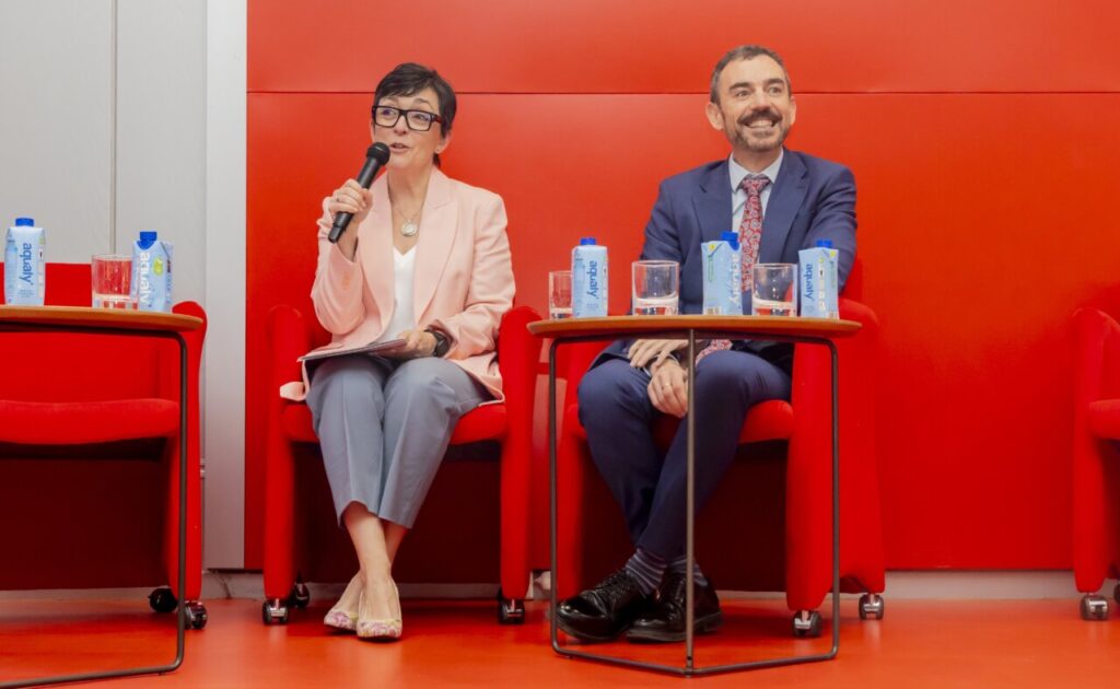Ponentes durante la inauguraci&oacute;n de la jornada de AMADE en un entorno moderno.