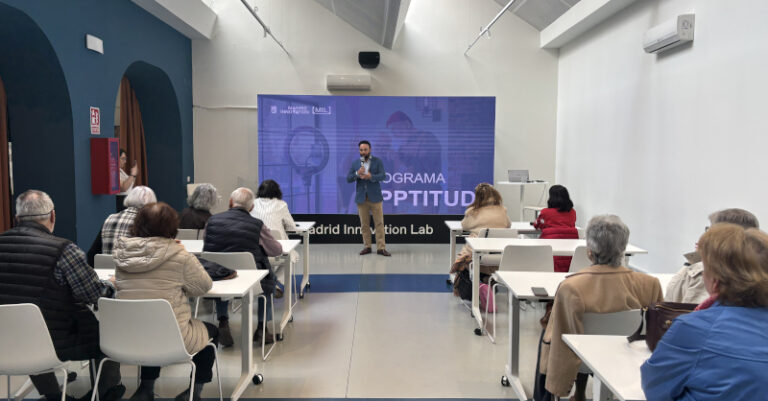 Madrid refuerza la formaci&oacute;n sobre tecnolog&iacute;a e Inteligencia Artificial para personas mayores.