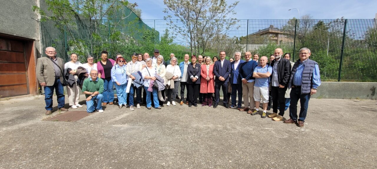 Grupo de personas mayores sordas en un evento de presentación de una guía