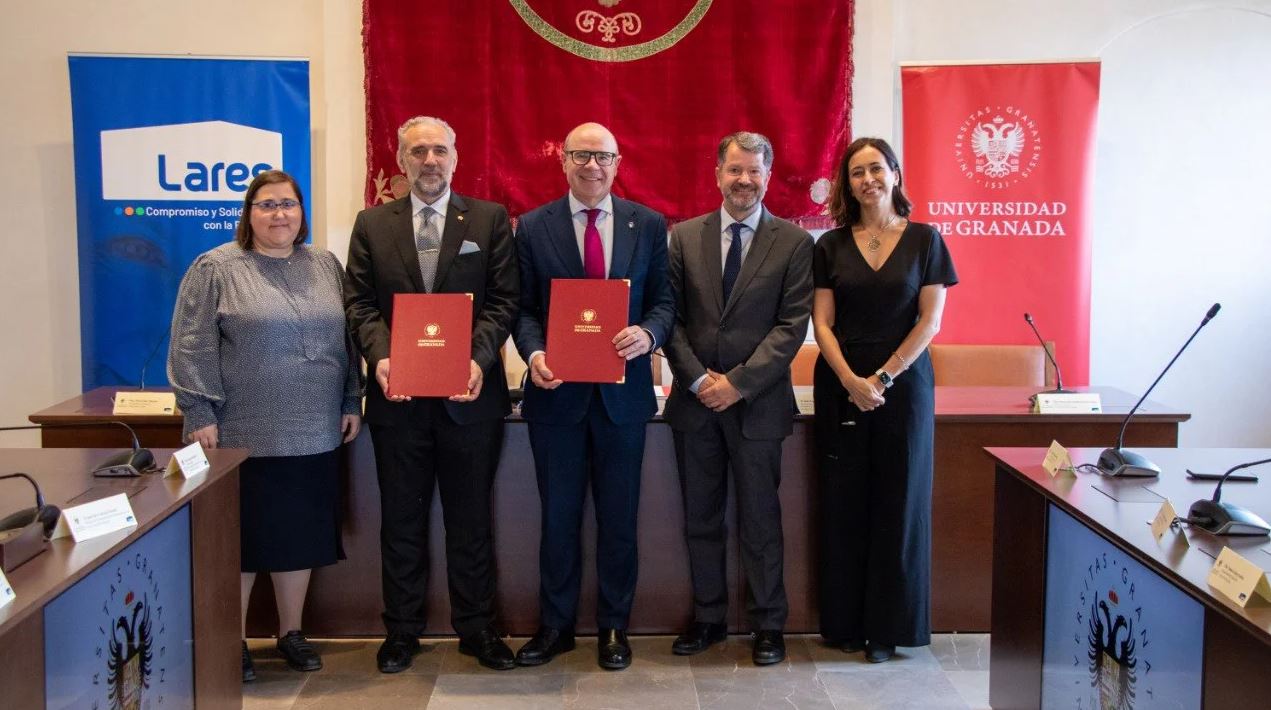 Firma de convenio entre la UGR y Federaci&oacute;n Lares para atenci&oacute;n a mayores