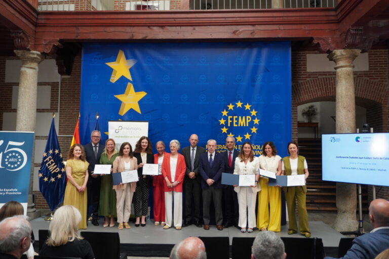Entrega de certificados a ciudades que cuidan en evento de la FEMP