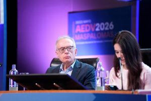 Expertos discutiendo sobre dermatolog&iacute;a y longevidad en un congreso