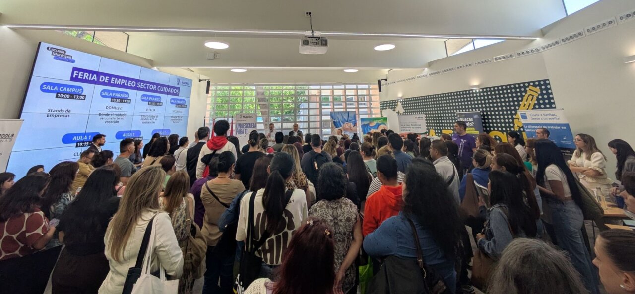 Asistentes en la I Feria de Empleo del Sector de los Cuidados en Madrid