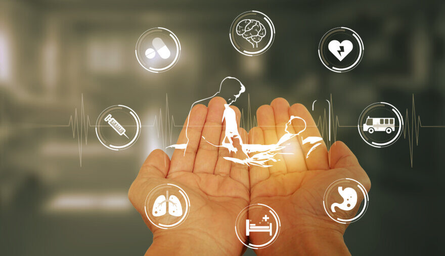 Manos sosteniendo iconos de tecnolog&iacute;a en el cuidado de la salud