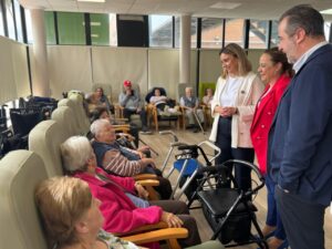 Murcia lanza el plan 'M&aacute;s que un Hogar' para adaptar un centenar de residencias y centros de d&iacute;a a las necesidades de las personas mayores.