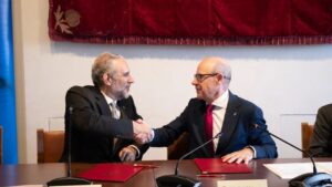 La UGR y Federaci&oacute;n Lares crean una C&aacute;tedra para mejorar la atenci&oacute;n y el cuidado de las personas mayores en las residencias.