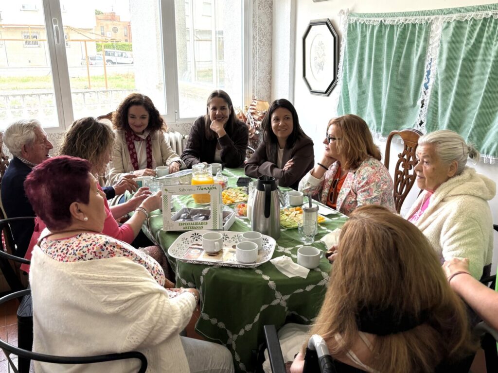 B&aacute;rbara Garc&iacute;a Torijano en reuni&oacute;n con mayores en La Campi&ntilde;a