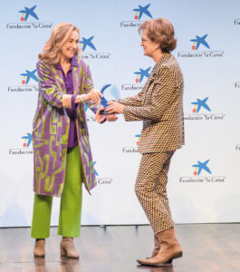 Entrega de premio a Bego&ntilde;a Ganuza en evento de atenci&oacute;n sociosanitaria