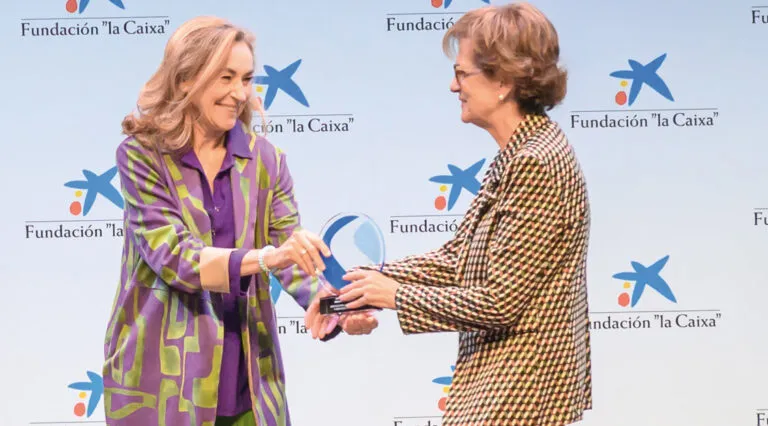Entrega de premio a Bego&ntilde;a Ganuza en evento de atenci&oacute;n sociosanitaria