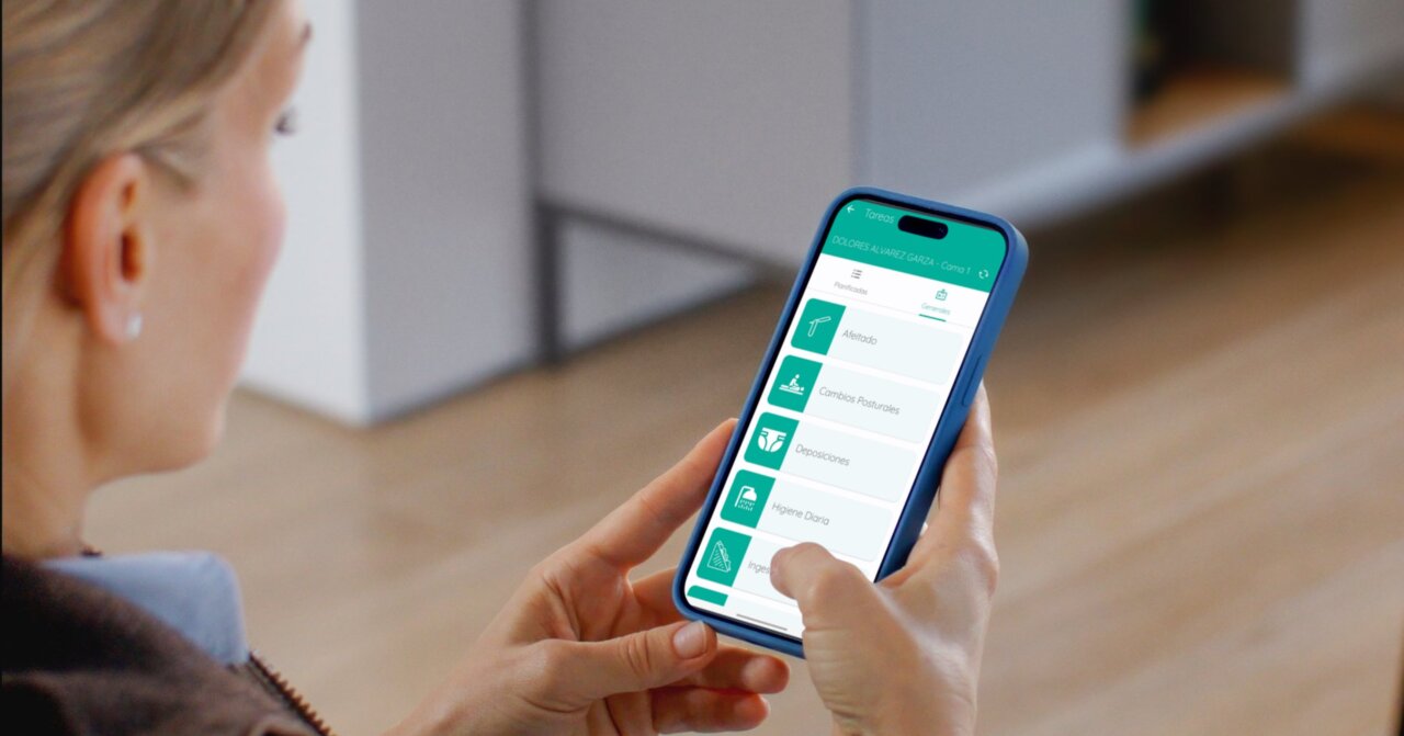 Mujer usando la aplicación ISECO en un teléfono móvil
