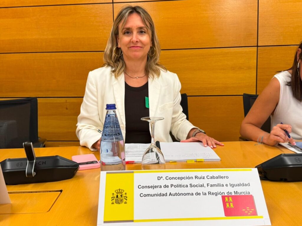 Concepción Ruiz Caballero en una reunión sobre políticas sociales en Murcia