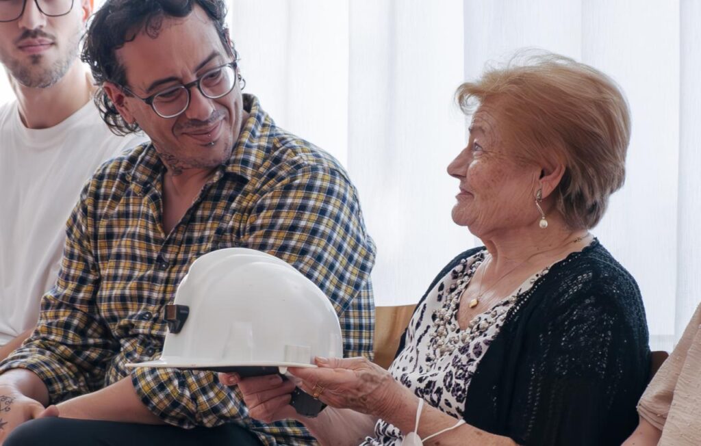 Participantes de un encuentro de la Fundaci&oacute;n la Caixa con un casco de seguridad.