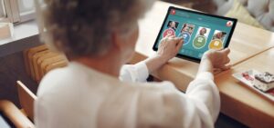ISECO presenta Sioslife, una plataforma para fomentar el envejecimiento activo y la conexi&oacute;n digital.