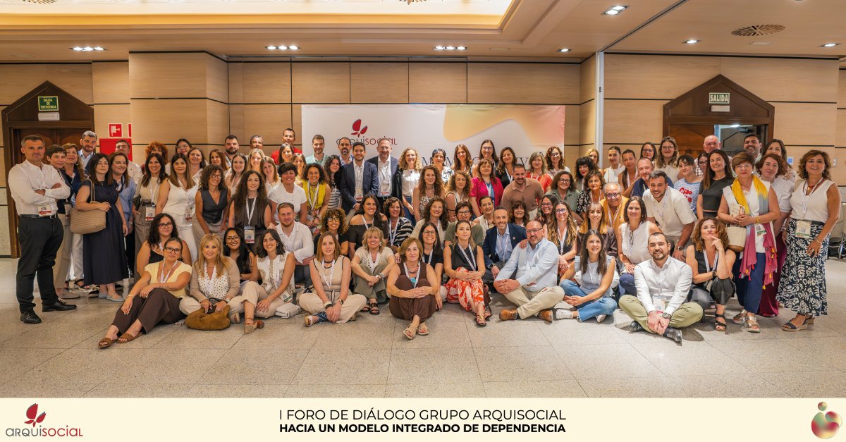 Grupo de personas en el I Foro de Di&aacute;logo de Arquisocial sobre dependencia