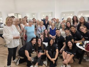 Grupo de mujeres mayores disfrutando de una sesión de maquillaje en Madrid.