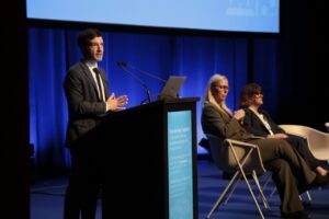 El ministro de Derechos Sociales Bustinduy inaugura el III Congreso Mundial de Ciudades y Comunidades Amigables.
