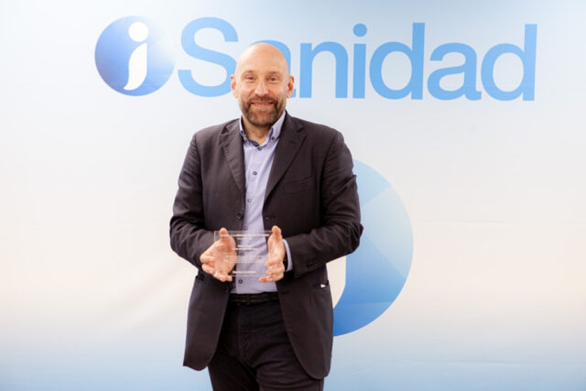 Juan Mielgo, recibiendo el galard&oacute;n en las III Ayudas a la Investigaci&oacute;n en Nutrici&oacute;n promovidas por iSanidad.