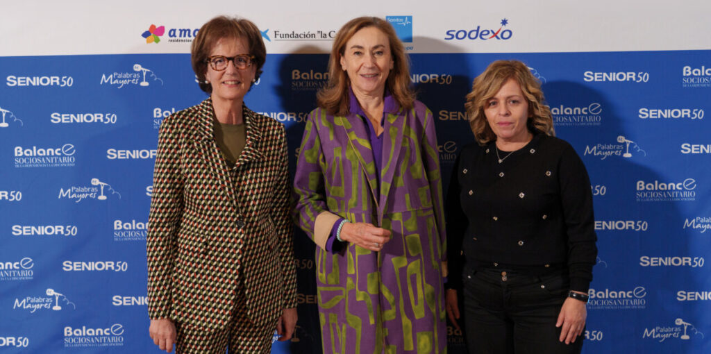 Tres mujeres en un evento de premios relacionados con la atenci&oacute;n sociosanitaria