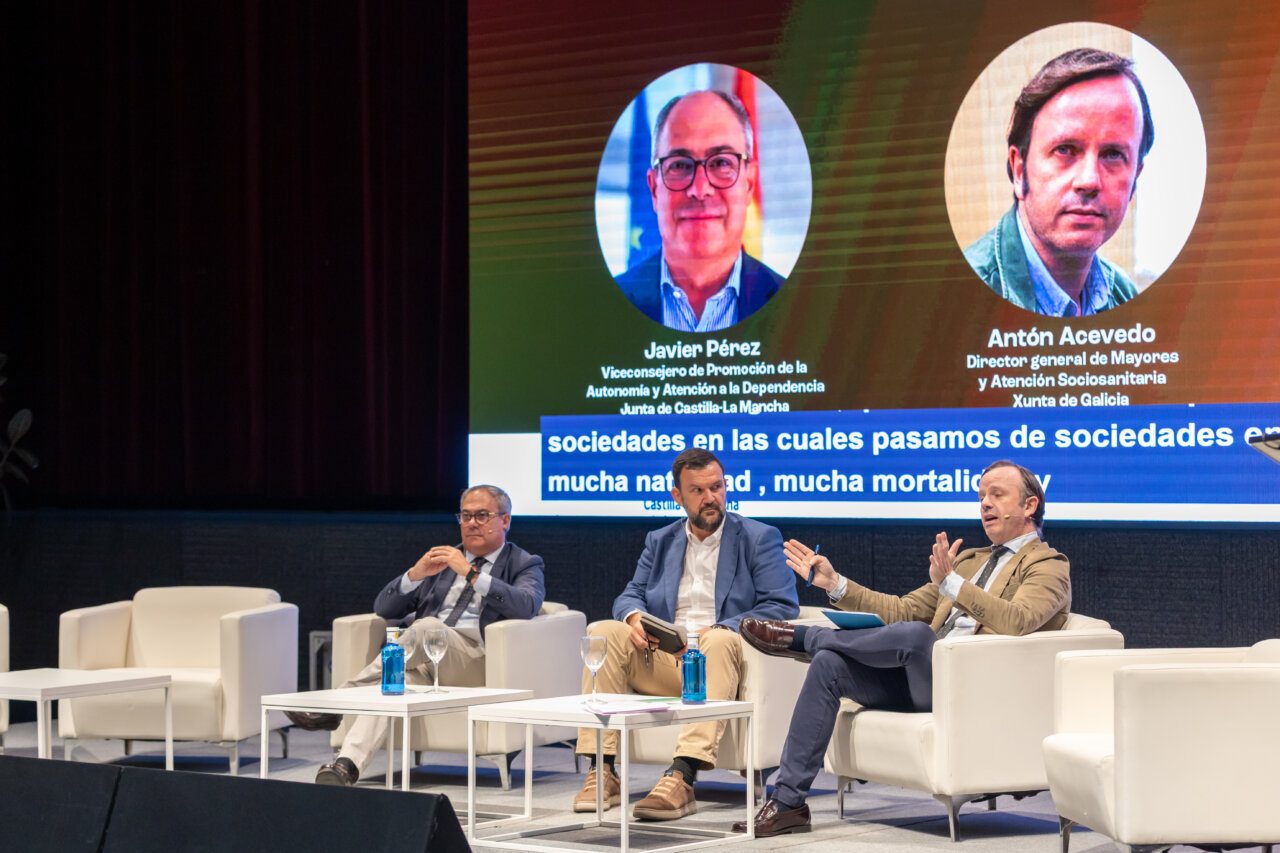 Panel de expertos discutiendo evolución en los cuidados residenciales