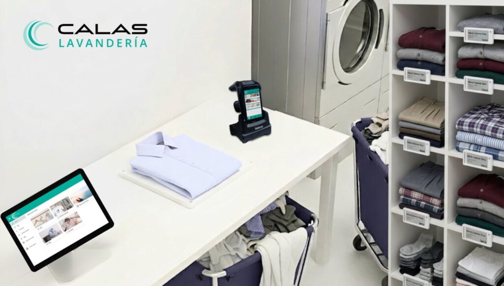 Mesa de lavander&iacute;a con ropa limpia y tecnolog&iacute;a de gesti&oacute;n textil