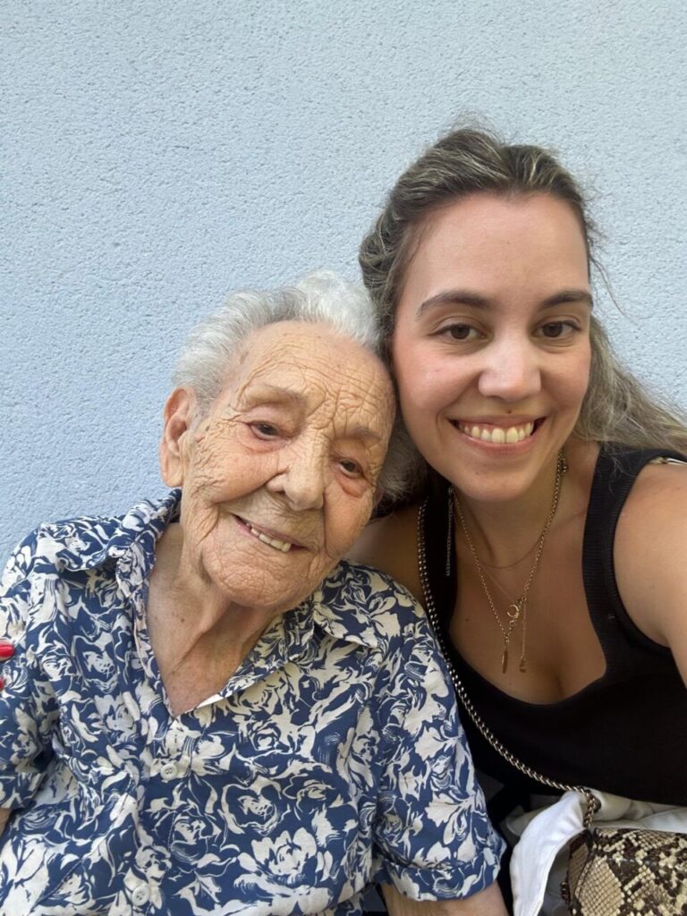 Abuela y nieta sonriendo juntas en un retrato familiar