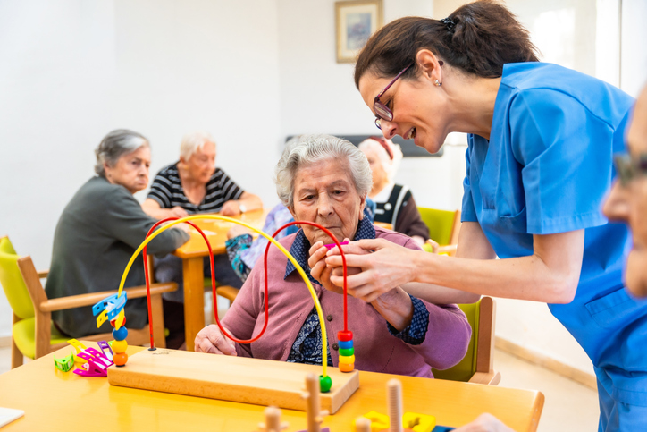 Actividad en un centro de día con personas mayores y profesionales