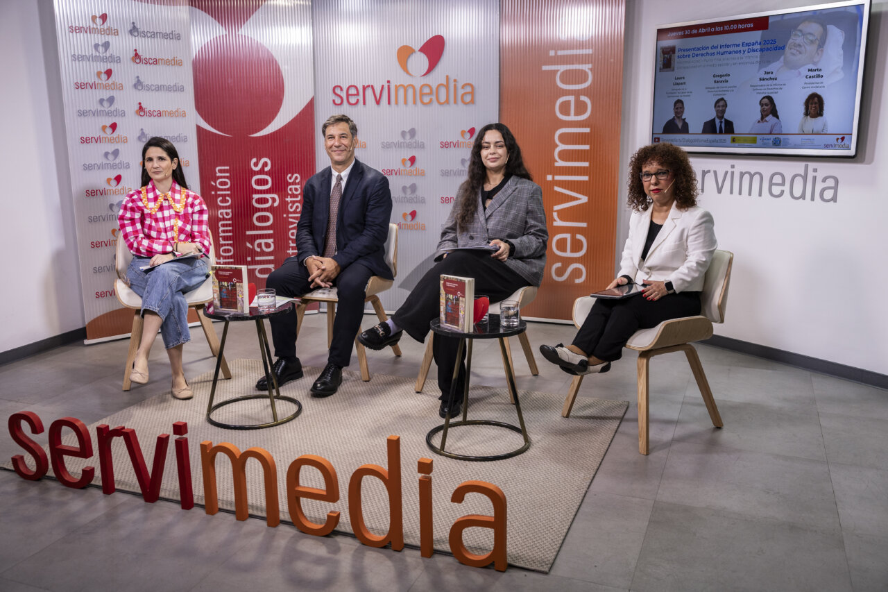 La delegada de la Fundación 'la Caixa' en la Comunidad de Madrid, Laura Llapart; el delegado de Derechos Humanos y para la
Convención del Cermi, Gregorio Saravia; la responsable de la Oficina de Defensa de Derechos de Impulsa Igualdad, Jara Sánchez;
y la presidenta del Cermi Andalucía, Marta Castillo. Foto: Estudio de Servimedia. Jorge Villa.