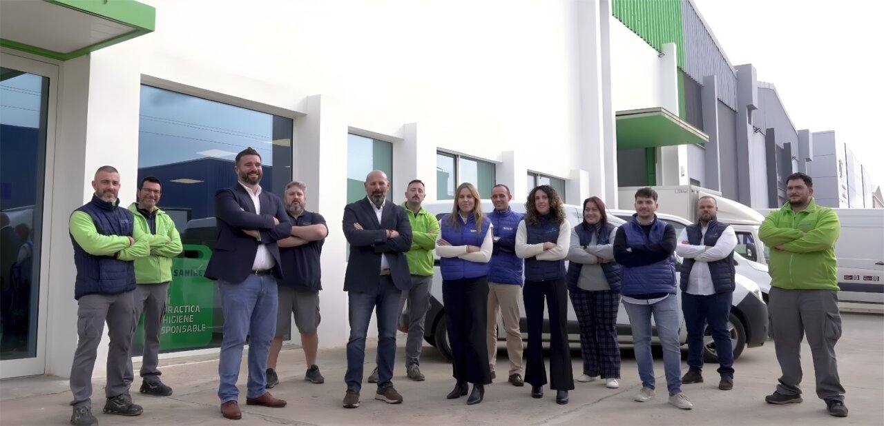 Equipo de Sanikey posando frente a sus instalaciones de limpieza y desinfección
