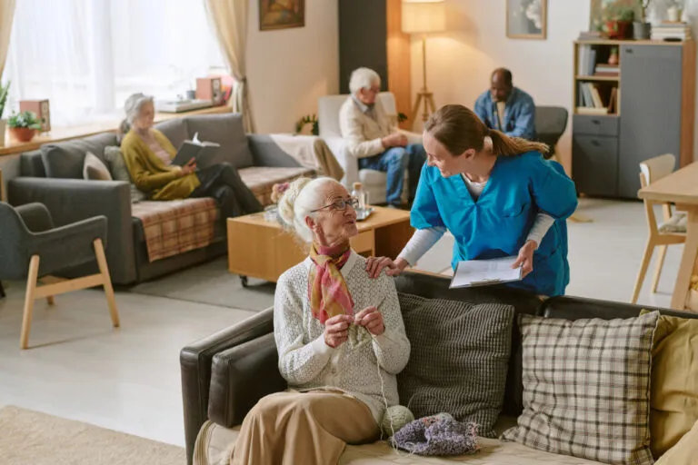 El CGE alerta de que la fuga de enfermeras al extranjero crece un 20%.