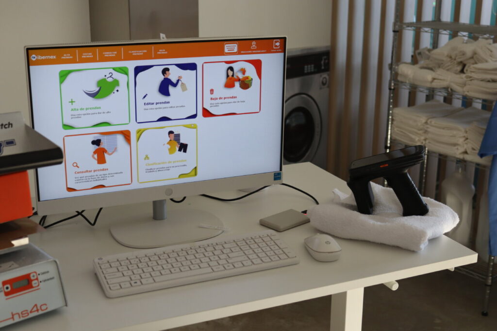 Pantalla de computadora mostrando opciones de gesti&oacute;n de prendas en un centro sociosanitario