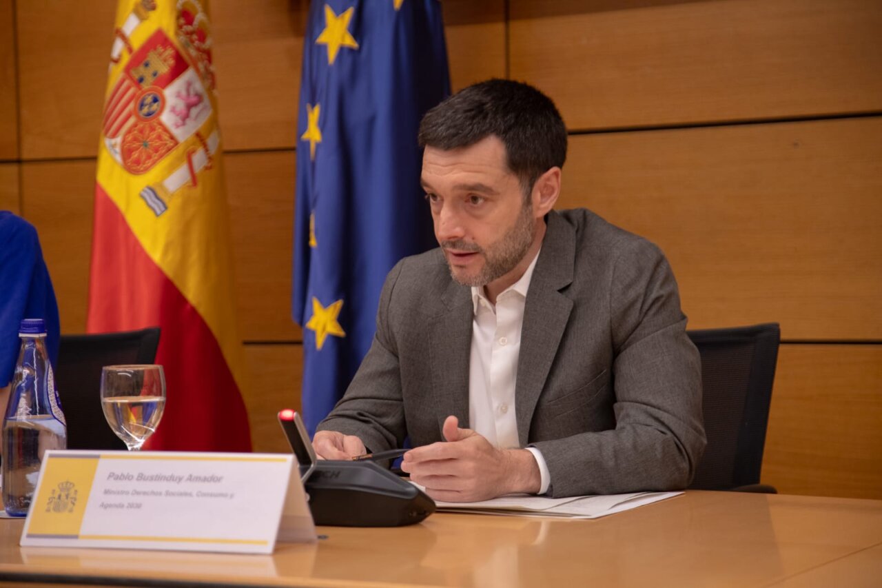 Pablo Bustinduy en reunión sobre financiación a la dependencia