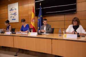 Bustinduy se reúne con patronales y sindicatos en la mesa de diálogo social para tratar el tema de la financiación a la dependencia.