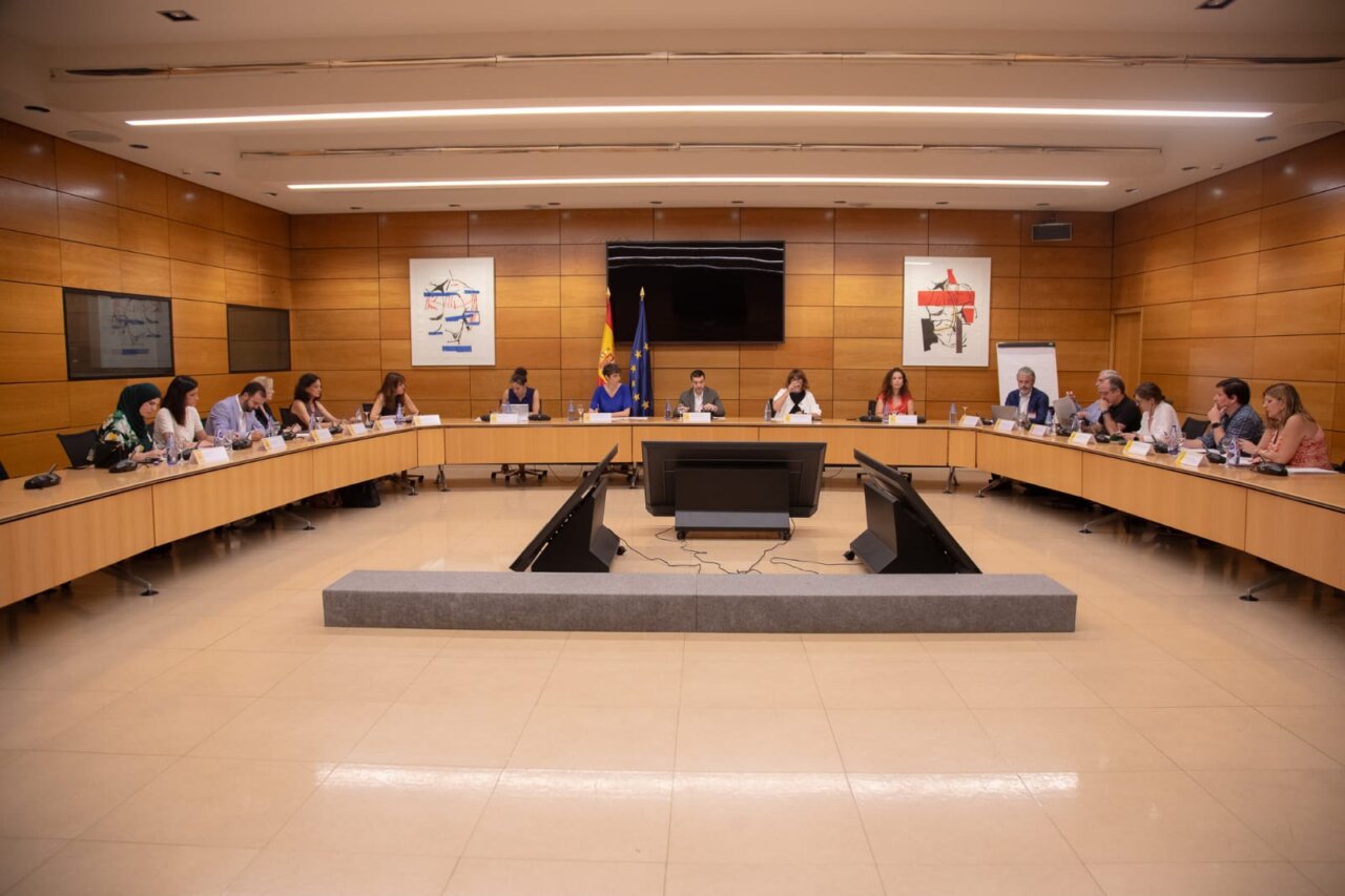 Reunión de diálogo social sobre financiación a la dependencia con varios participantes