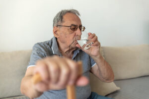 Boca seca durante el verano: consejos para proteger la salud bucodental de las personas mayores.