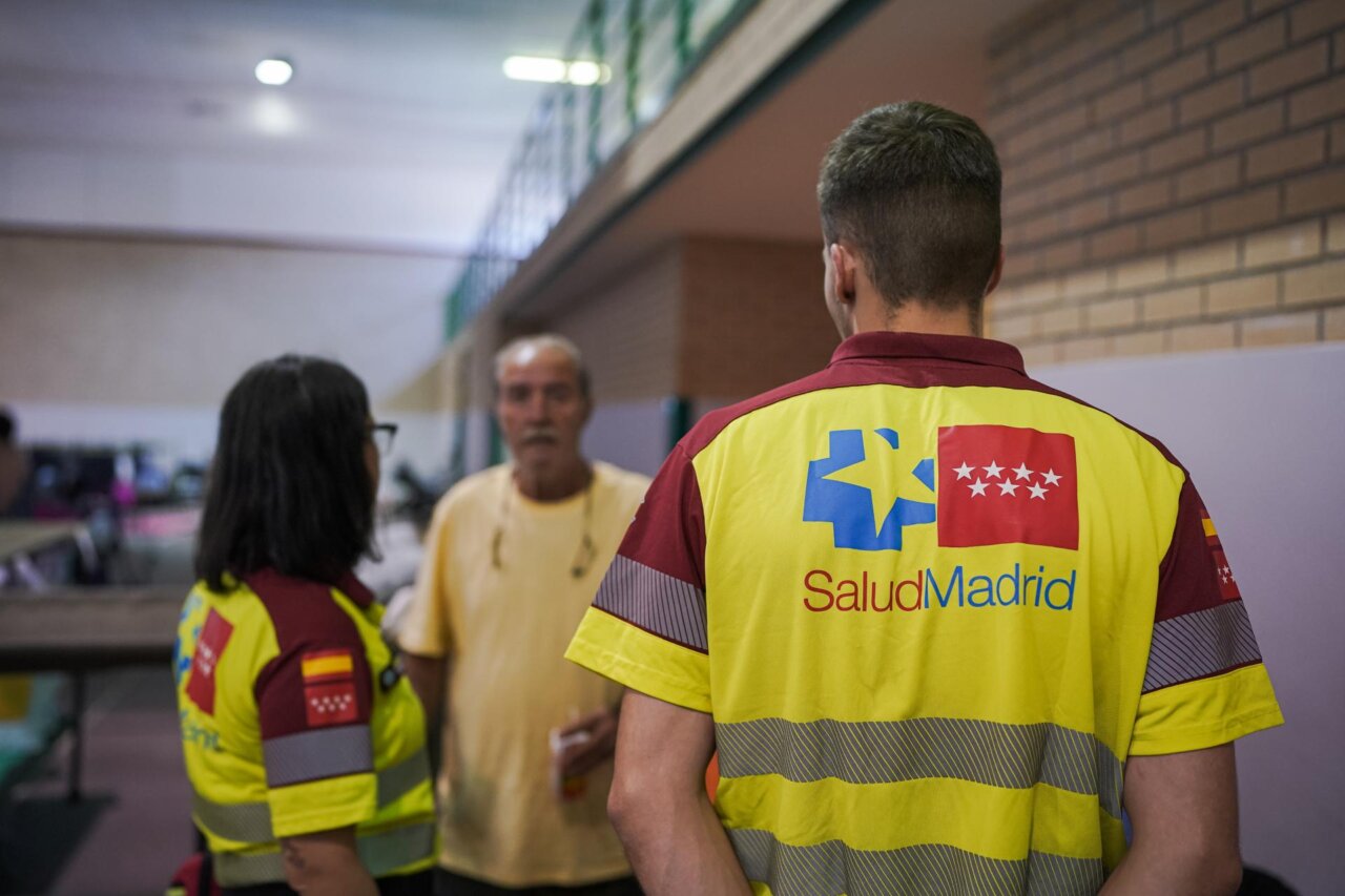 Personal de Salud Madrid atendiendo a personas mayores evacuadas