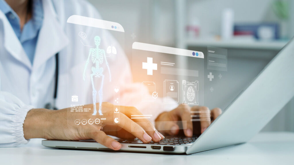 M&eacute;dico usando tecnolog&iacute;a para gestionar datos de pacientes y enfermedades
