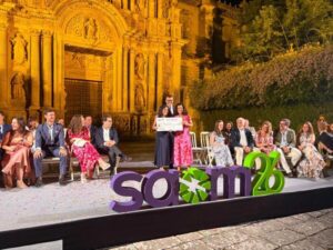 Entrega de la beca SAOM para humanizar la sala de espera de oncología en el hospital.