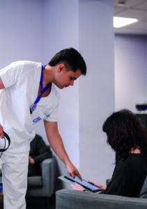Personal de salud asistiendo a paciente en centro de atención neurocognitiva