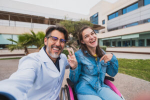 Médico y paciente sonrientes en un entorno de atención especializada