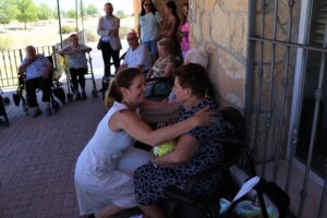 La consejera Ana Dávila habla con algunas de las personas que viven en las residencias de la Sierra Oeste de Madrid